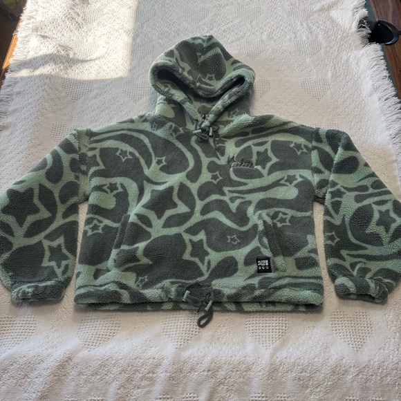 aLab Tops - aLab Green Warpy Star Fleece Cropped Hoodie (M)